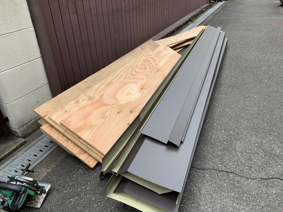 屋根修繕で下地用の構造用合板12mmとガルバリウム鋼板製の笠木、水切り