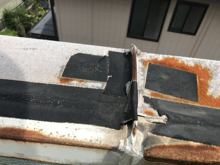 笠木の継ぎ目を防水テープで養生してありました。