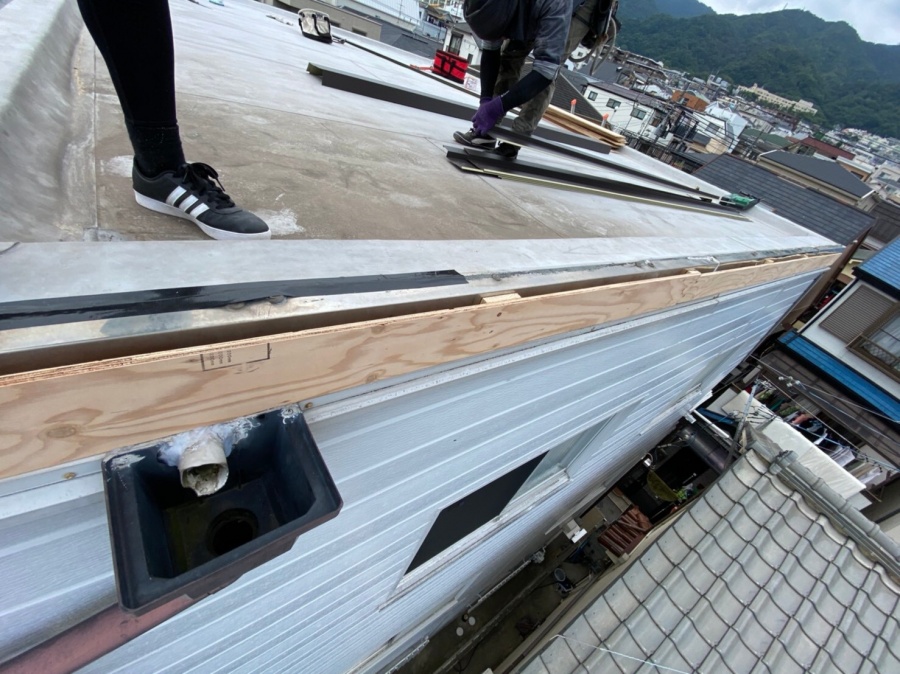 屋根修繕で子割りした構造用合板12mmで下地を組付け