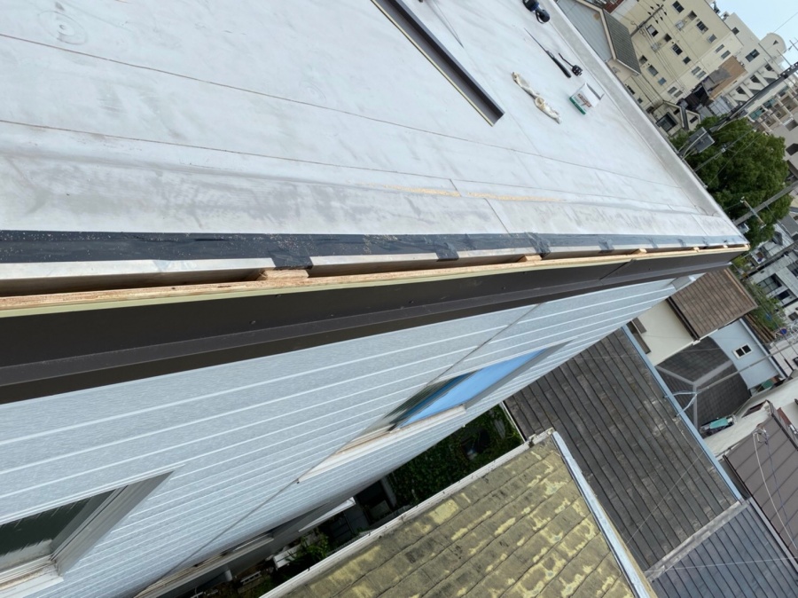 屋根修繕で下地に対しガルバリウム鋼板製の水切りを固定
