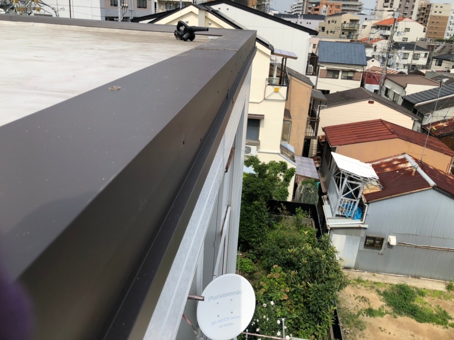屋根修繕で笠木板金を新設