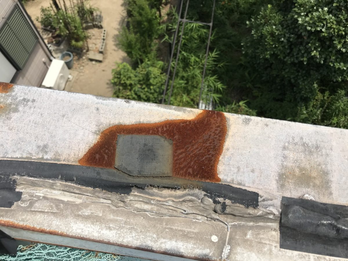 笠木の継ぎ目の防水テープの劣化により、雨水が入り込んでいます。