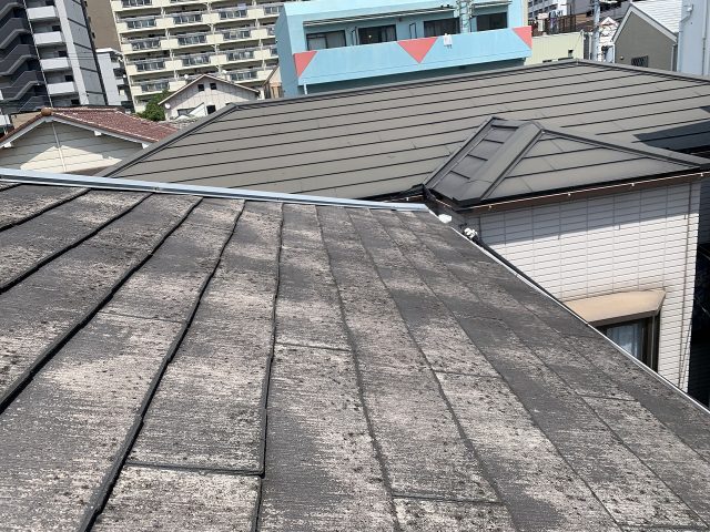 雨漏り修理前のスレート屋根の様子
