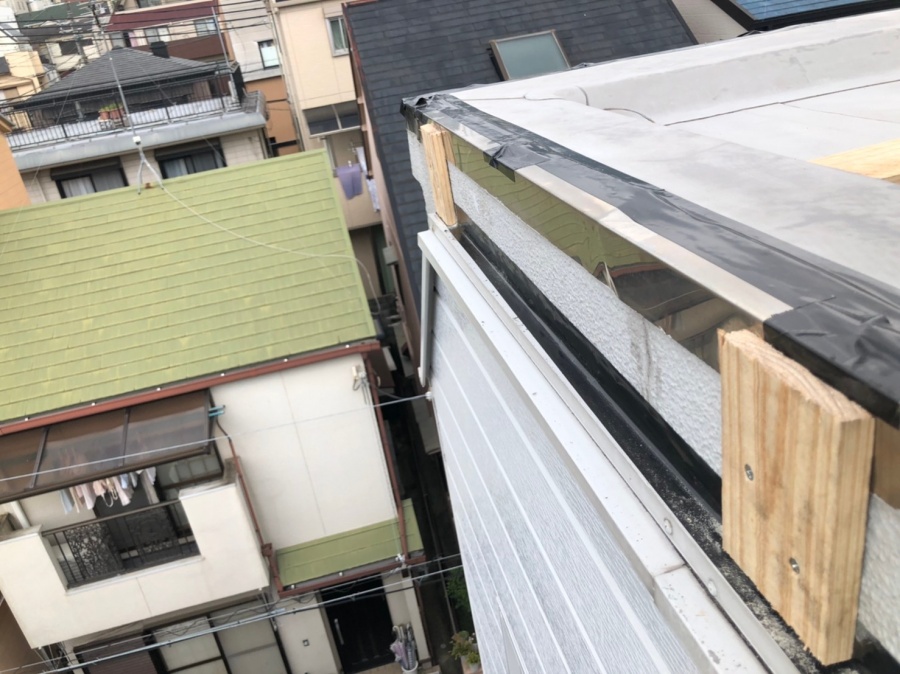 屋根修繕で新たな水切り板金を固定するための下地の下地を取り付け