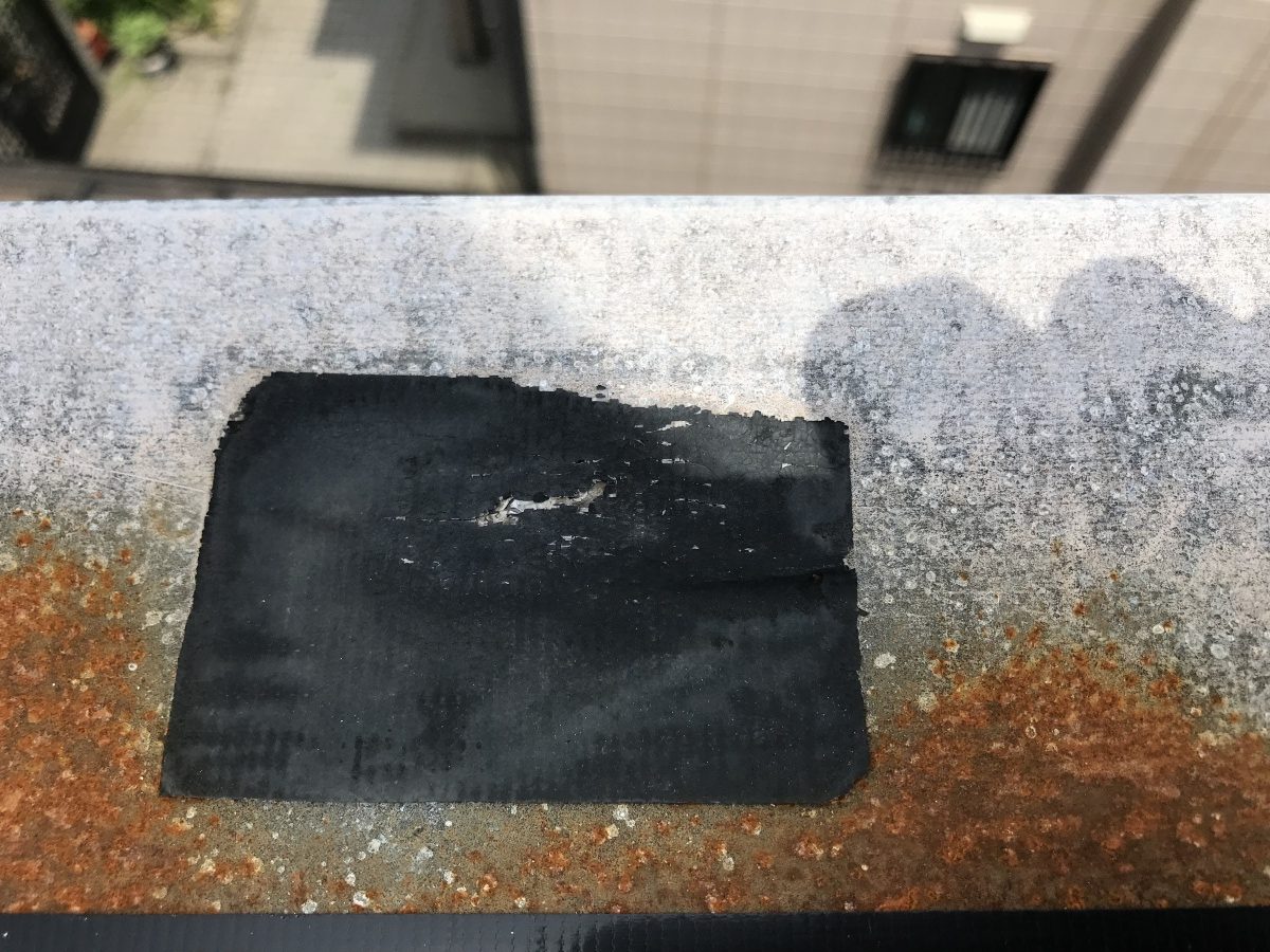 釘穴を塞ぎ養生も破れていました。