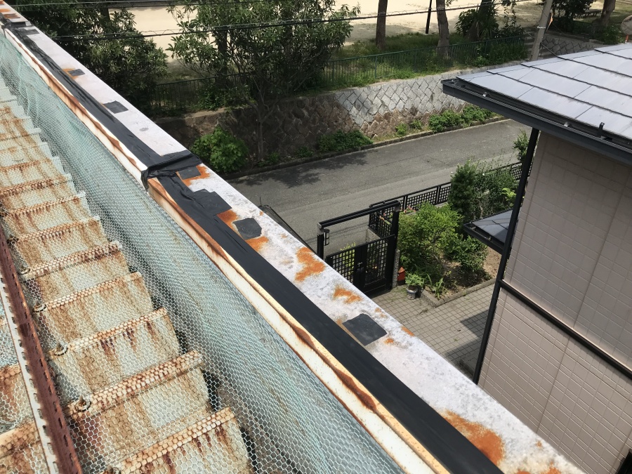 笠木交換までの雨漏れを触れぐため養生の様子