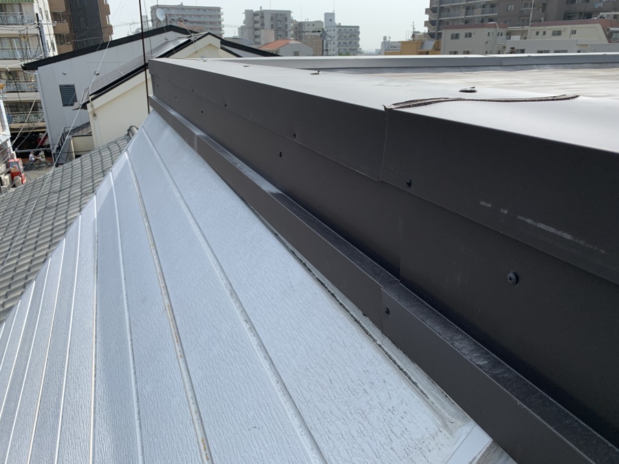 屋根修繕で隙間が発生した部分をすべて覆う板金取付完了