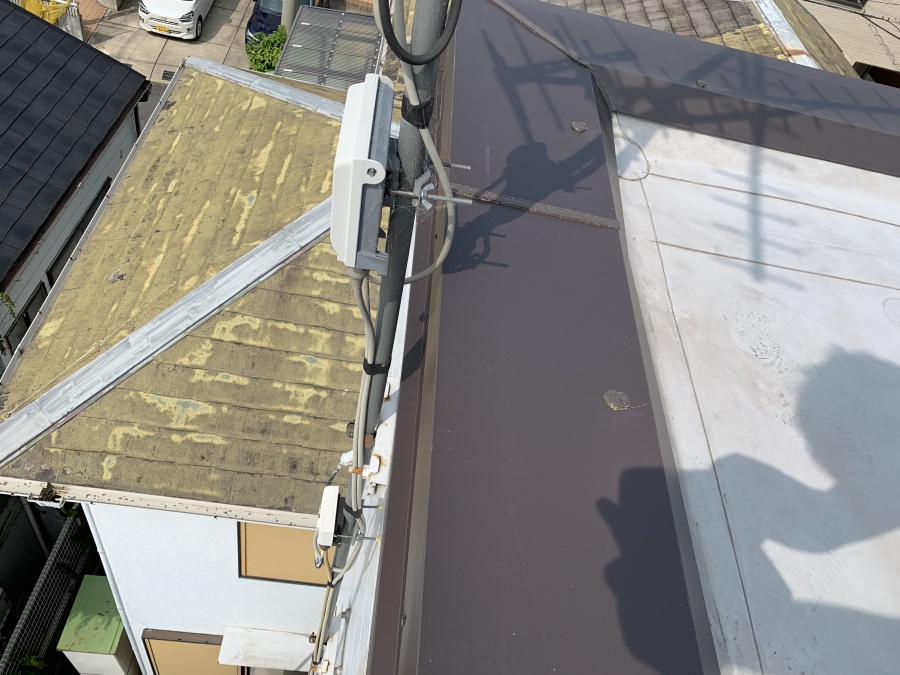 屋根修繕で板金の継ぎ目、ビス頭をコーキングします。