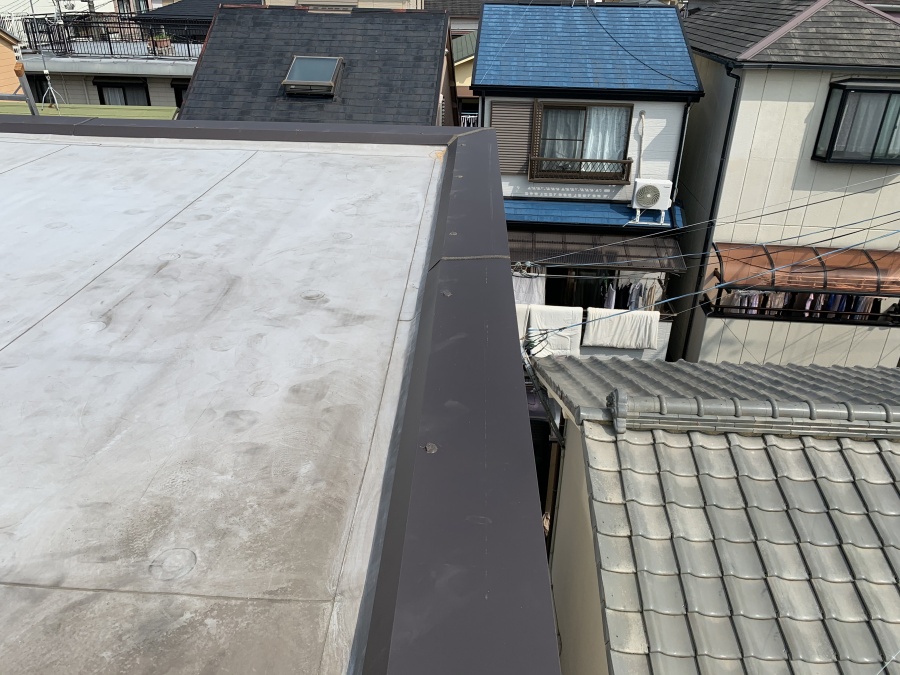 屋根修繕で笠木板金新設完了