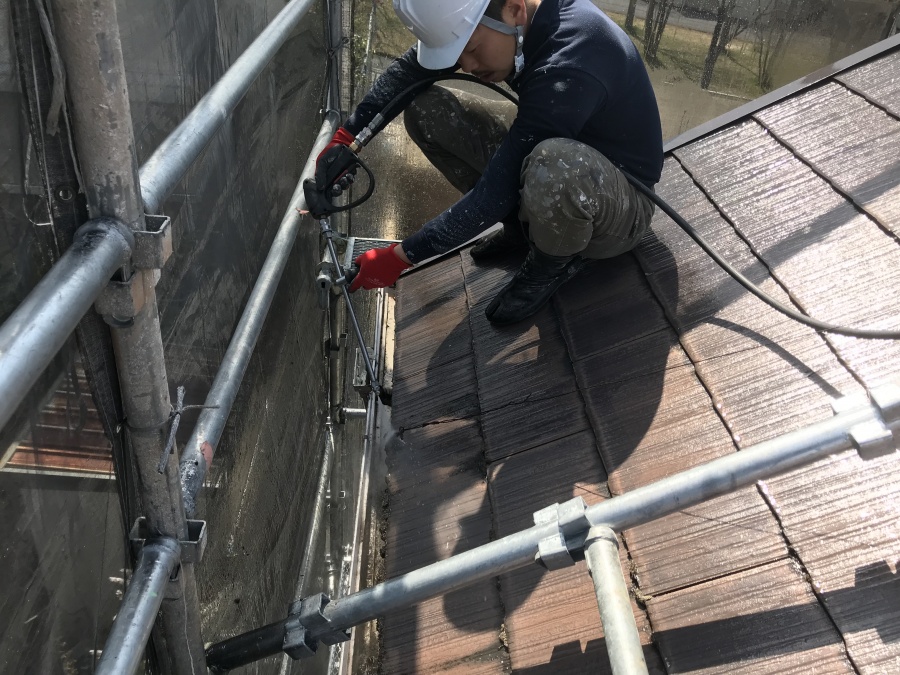 洗浄の際雨樋内部も洗浄を行います。