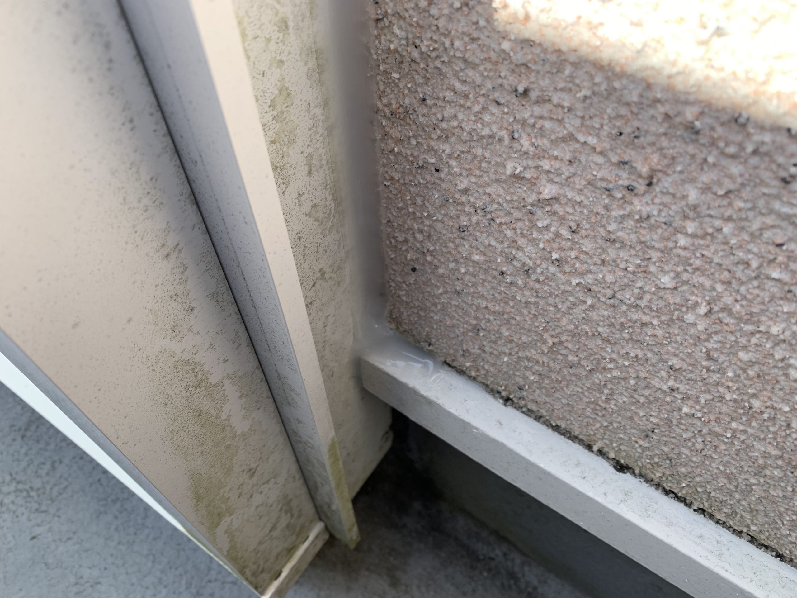 サッシ廻りの雨侵入口を塞ぎます。