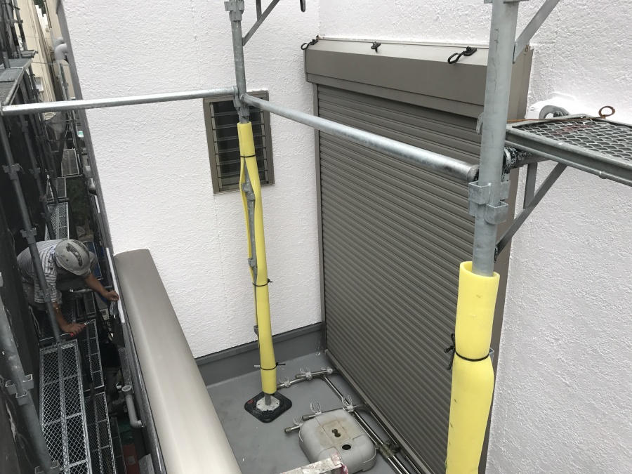 屋根の工事も行いますのでバルコニーにも足場を立て、屋根に沿わせます
