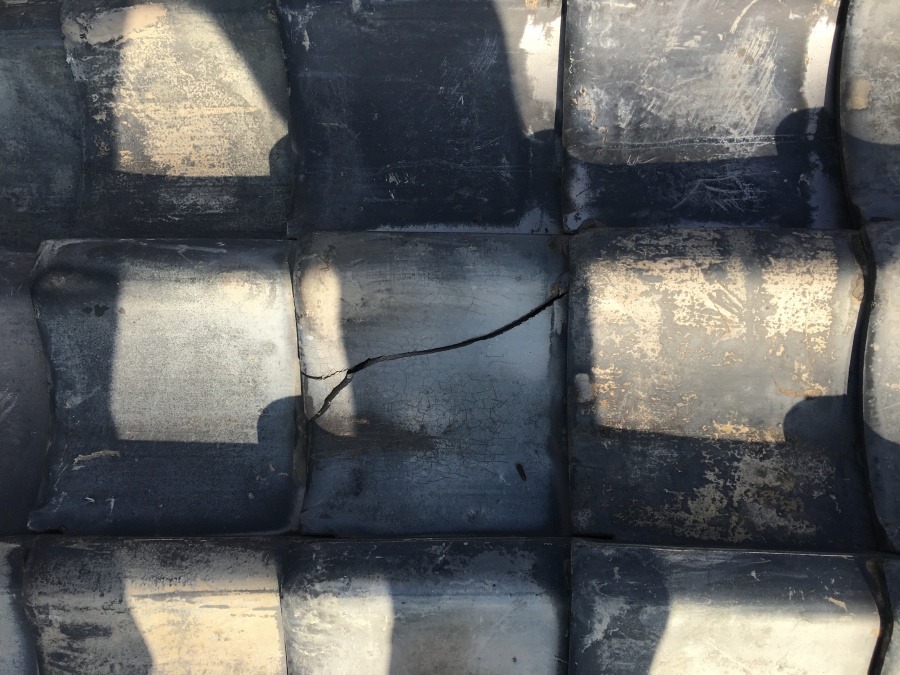 瓦の割れを数枚確認いたしました