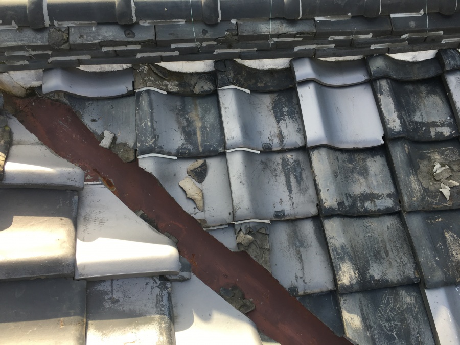 谷板金まわりの様子　瓦表面の剥がれ等が見受けられました