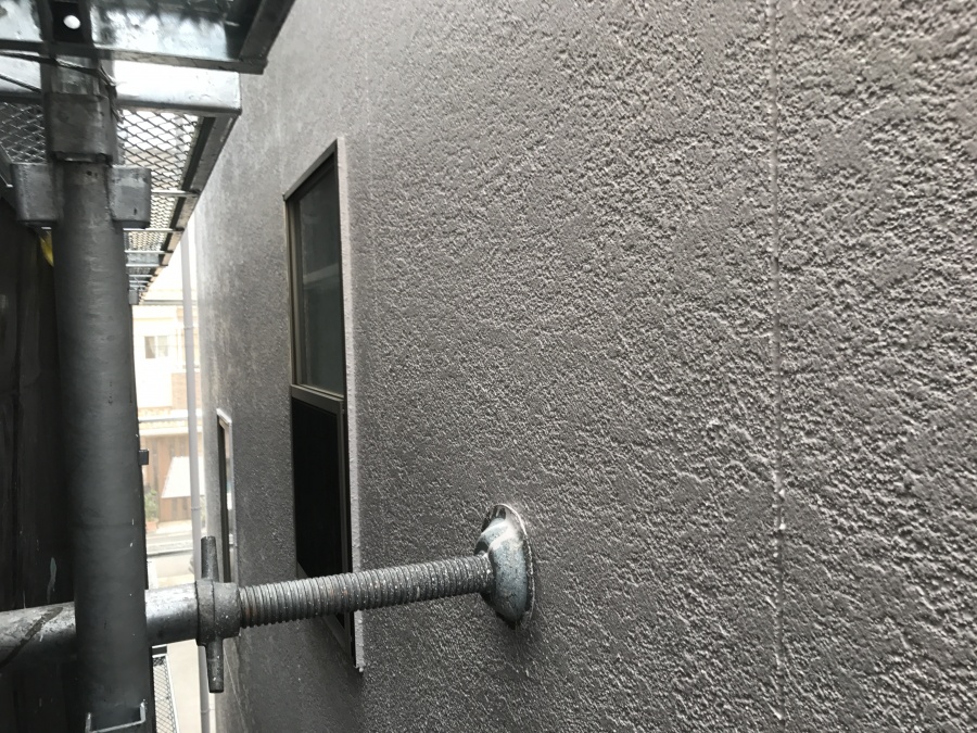 お住まいの外周を足場で囲い、四方から圧縮を使い外に押すことで足場を固めます