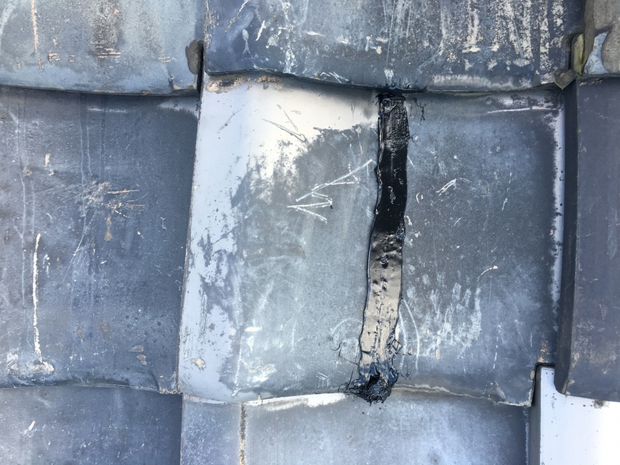 割れていた瓦を養生させていただきました