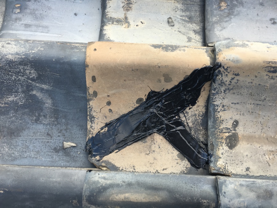 割れた地瓦の仮補修