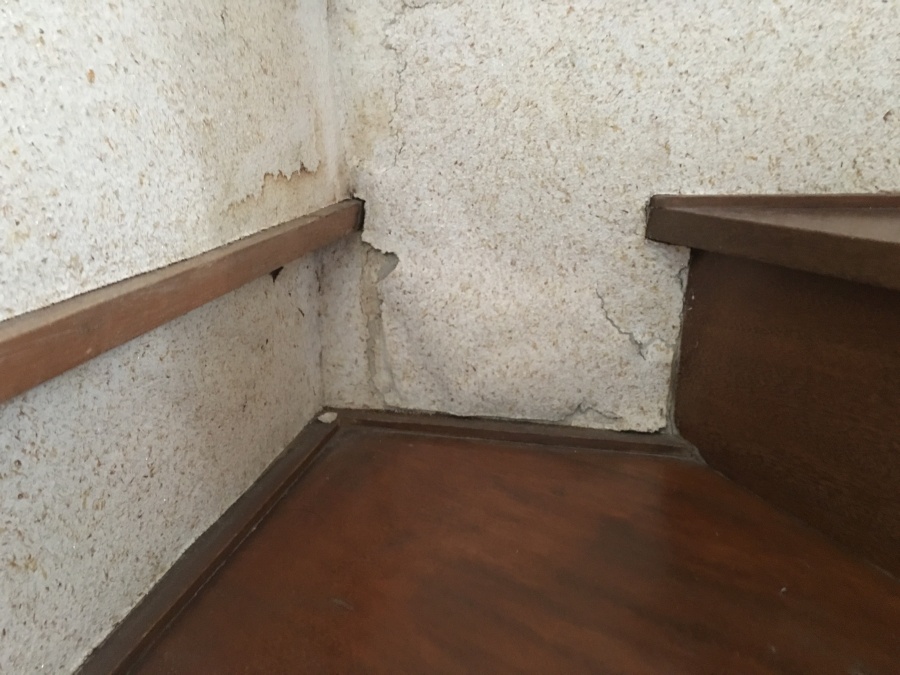 のし瓦がなくなっていた真裏に当たる内壁には、雨が入り込んで壁紙が浮いていました。