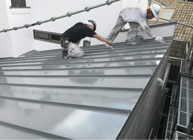 屋根塗装の上塗り（最終）