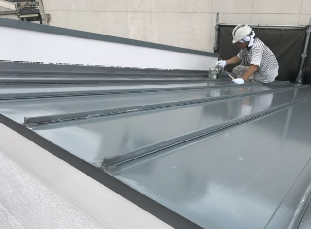 屋根塗装の上塗り