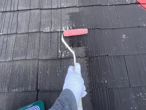 屋根塗装の下塗り作業
