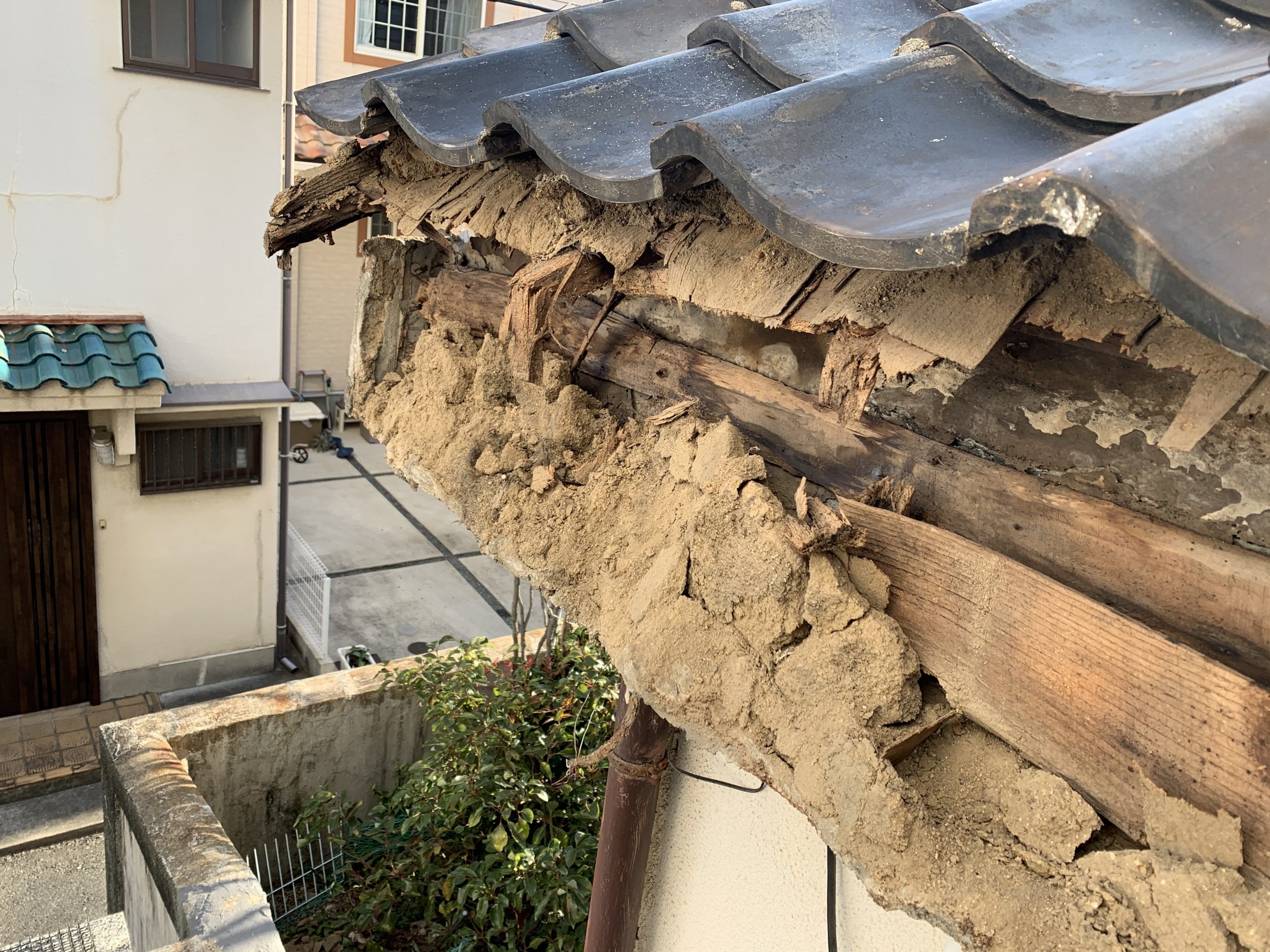 軒の出部分が崩れ落ちています