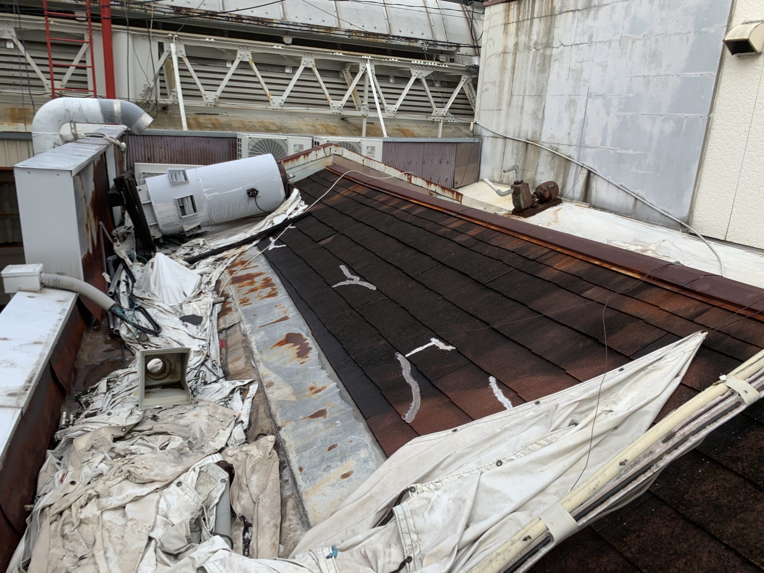 屋根上に廃材が大量に置かれています