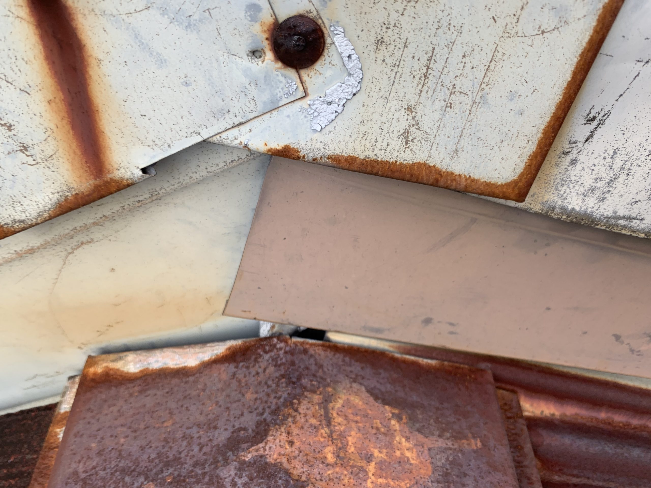 棟と壁際の取り合いの隙間