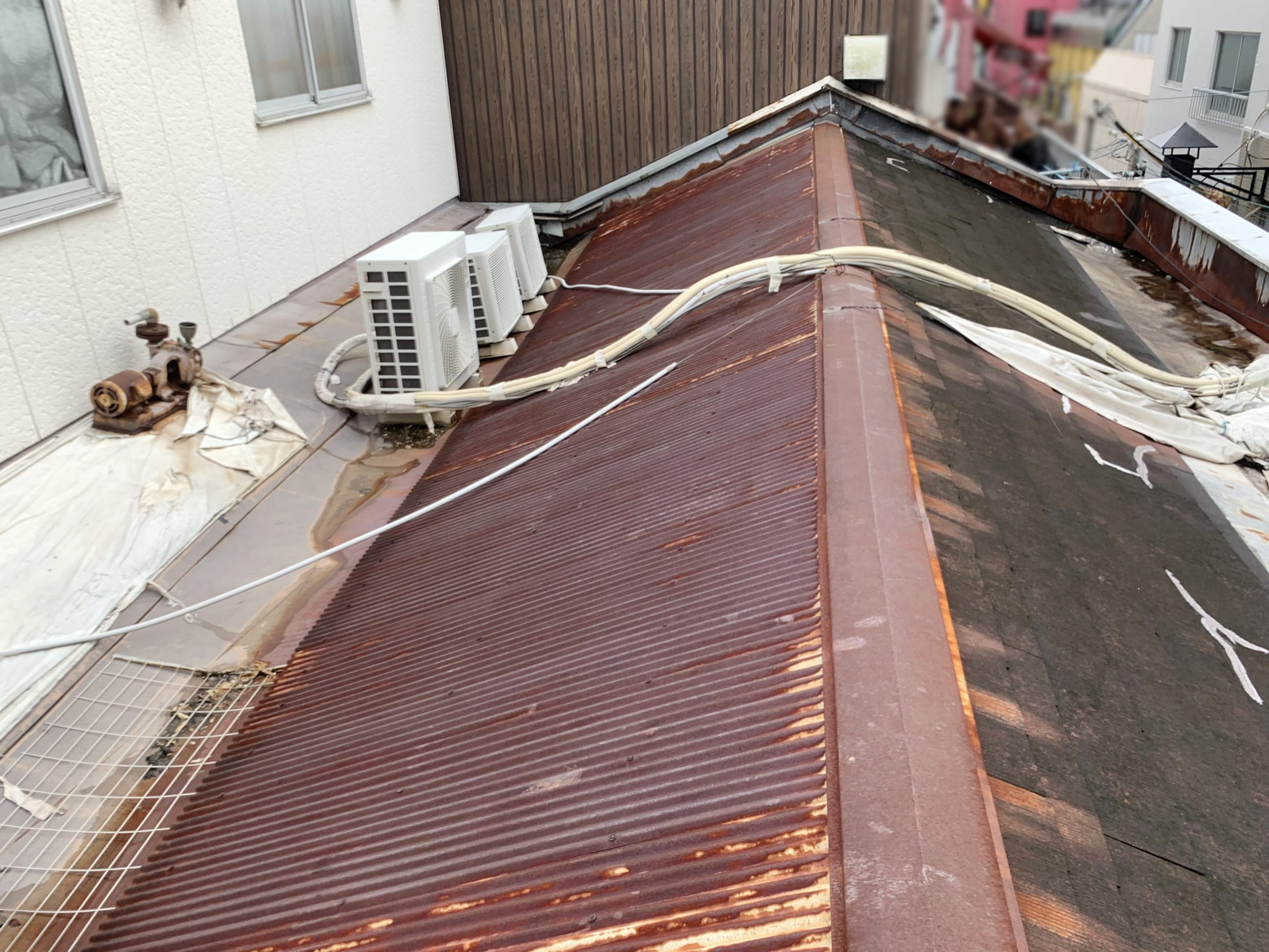 屋根上に廃材が大量に置かれています