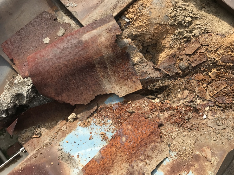 谷板金の下地がかなり傷んでいました。