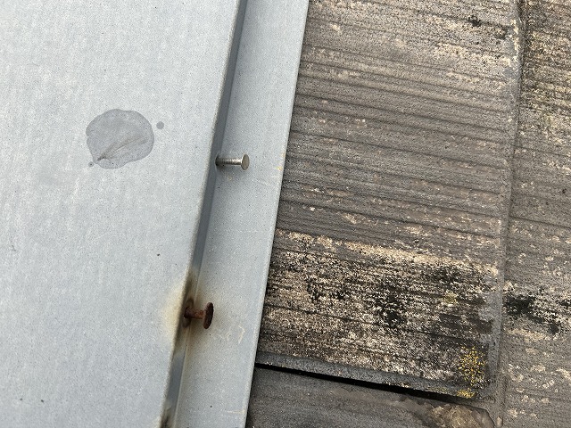 棟板金固定釘浮き