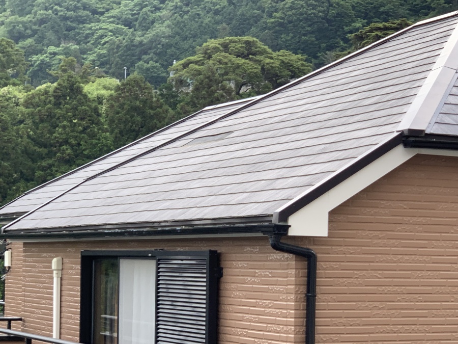 屋根塗装をしているカラーベスト屋根