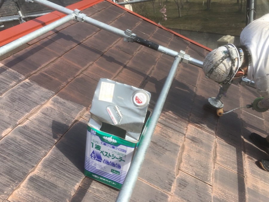 下塗り中の職人