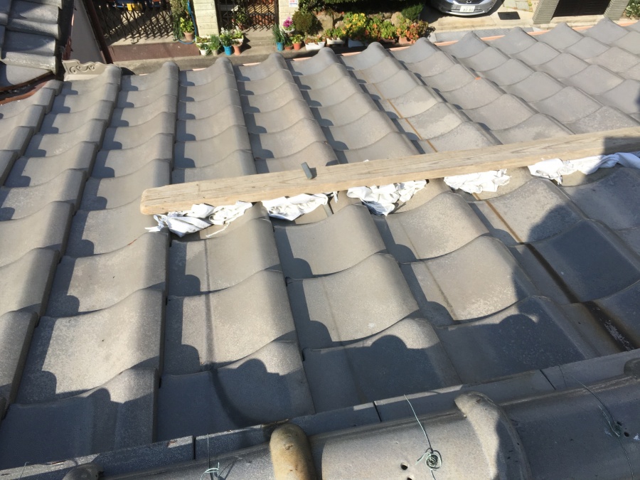 漆喰詰め直し工事で屋根足場に土嚢袋と詰めます。