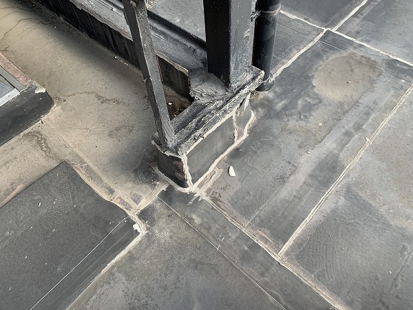 防水ジョイントはコーキングを使い補修してあります