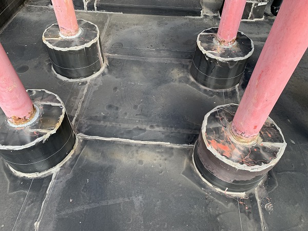 鳥居廻りの架台はゴムシートを4重で巻いてありました