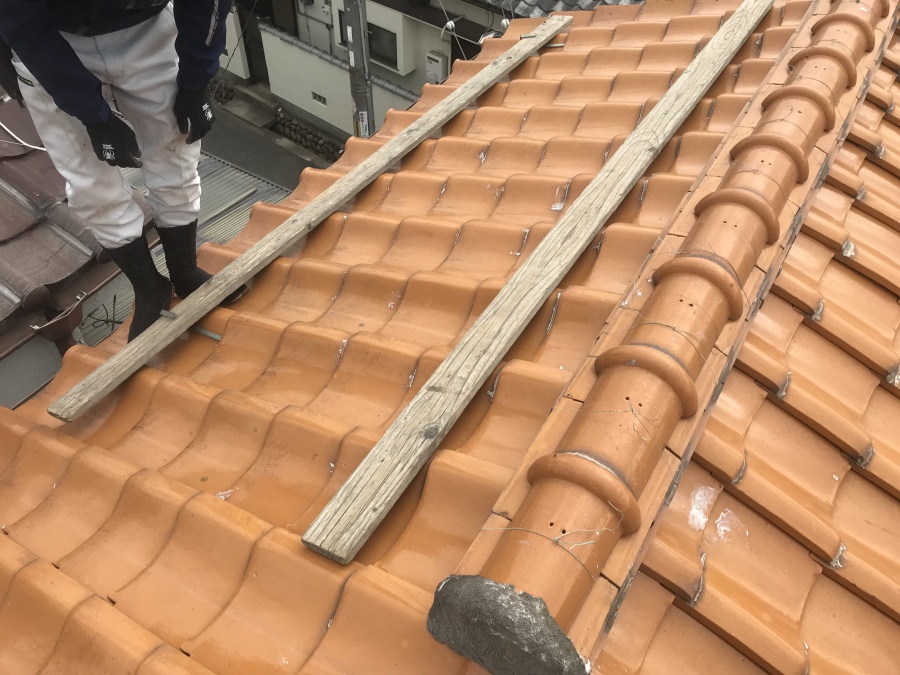 雨漏りで瓦屋根修理　屋根に足場を架設