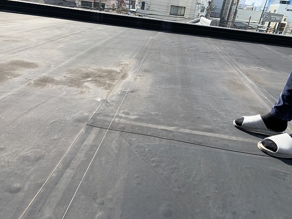 屋上に水溜まりができている跡があります