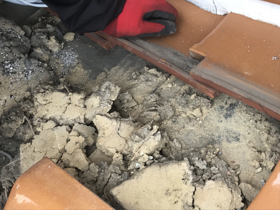 瓦屋根修理で瓦の下に雨水の浸入跡