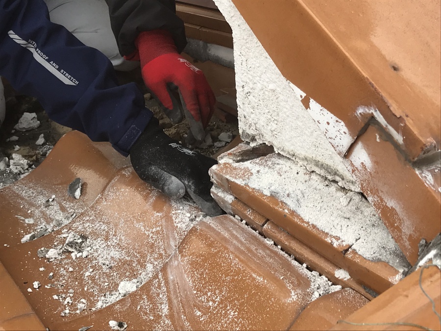 壁際の熨斗積みの漆喰を撤去します。