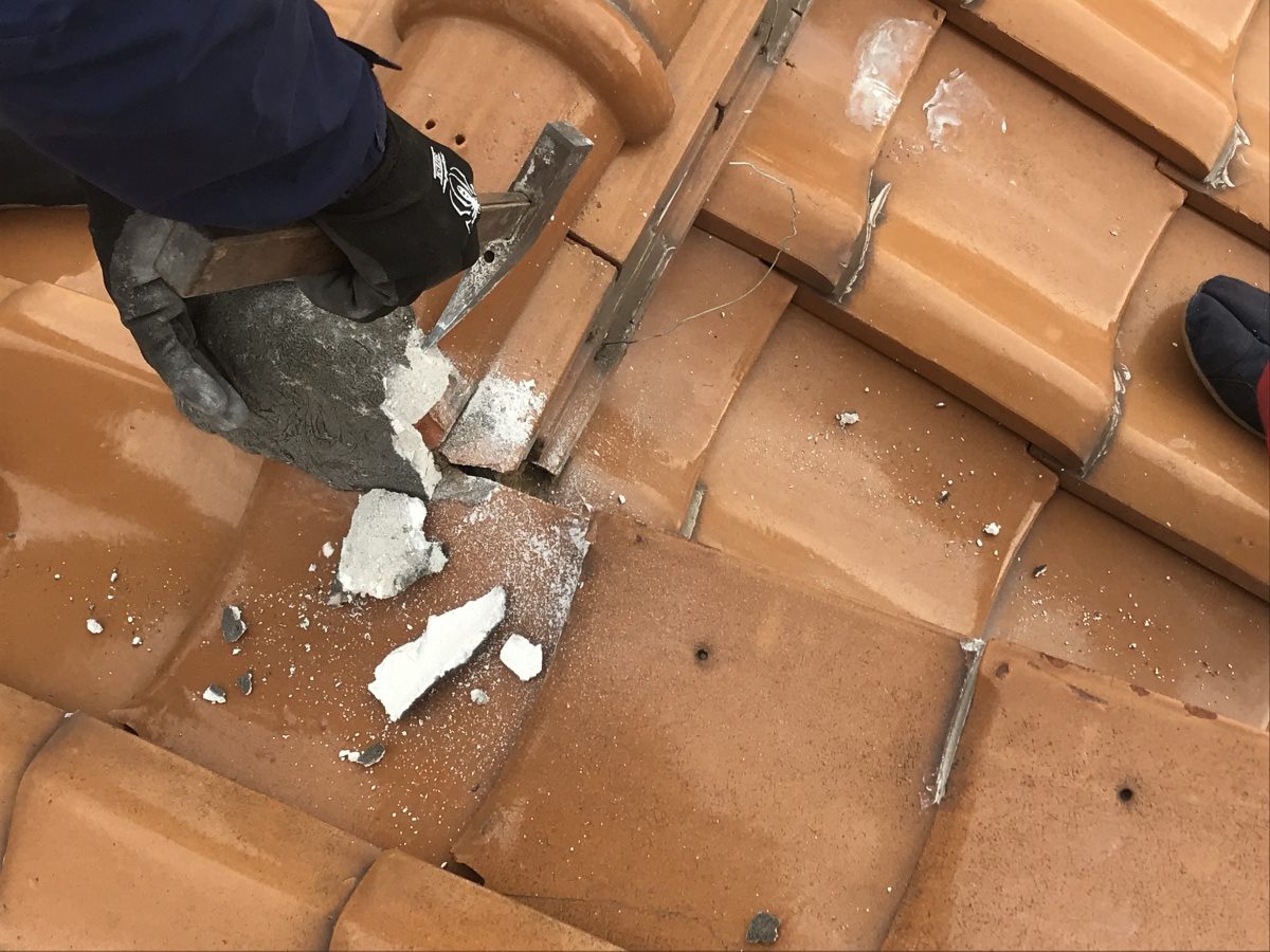 雨漏りした瓦屋根修理　棟を一部解体