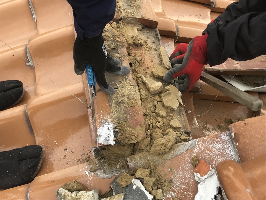 雨漏りした瓦屋根修理　棟の解体の様子