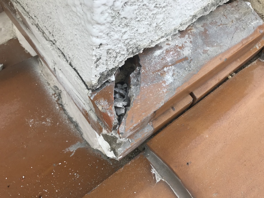 雨漏りした瓦屋根修理　この瓦の隙間を板金で覆います。