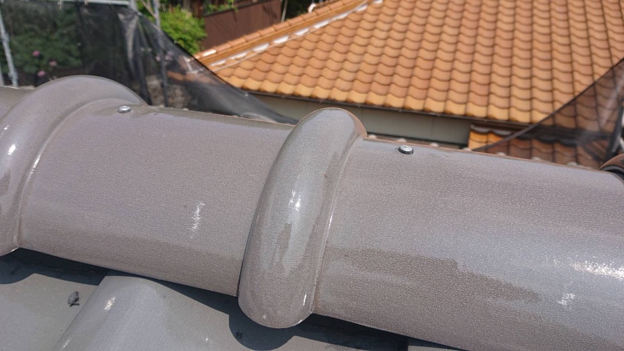 7寸丸瓦を垂木にビス止めいたします。