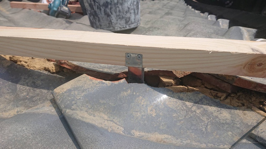 強力棟金具に垂木をビス止め致します。