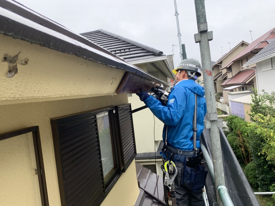 雨樋の修理作業中