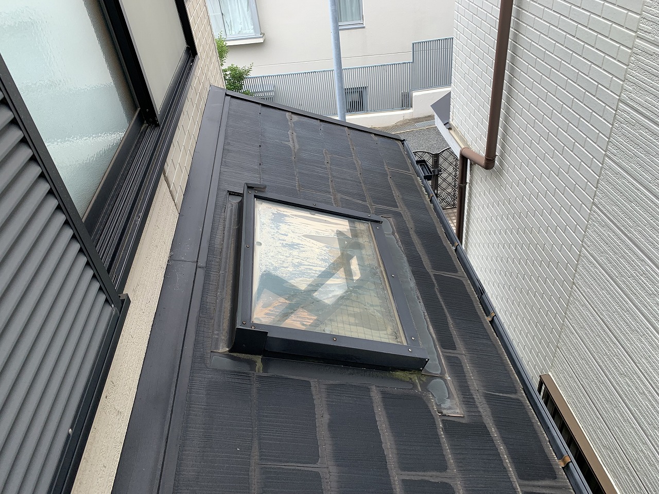 ガラスが割れた天窓