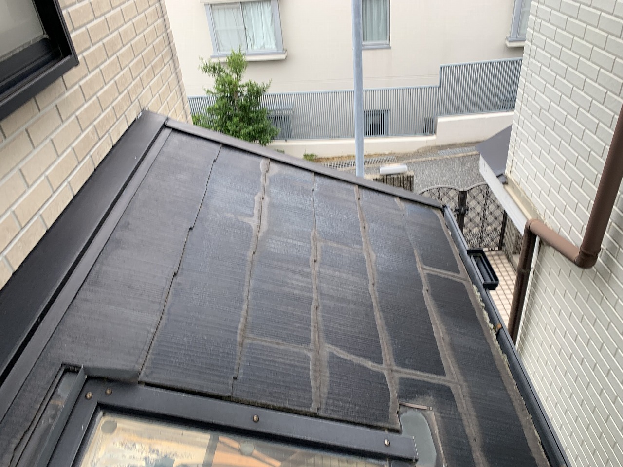 天窓の設置されたスレート屋根の状態