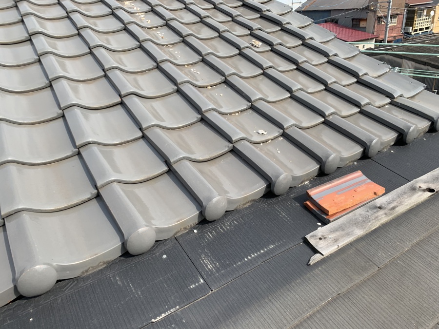 瓦と、カラーベストの取り合い部分の板金がなくなっています。