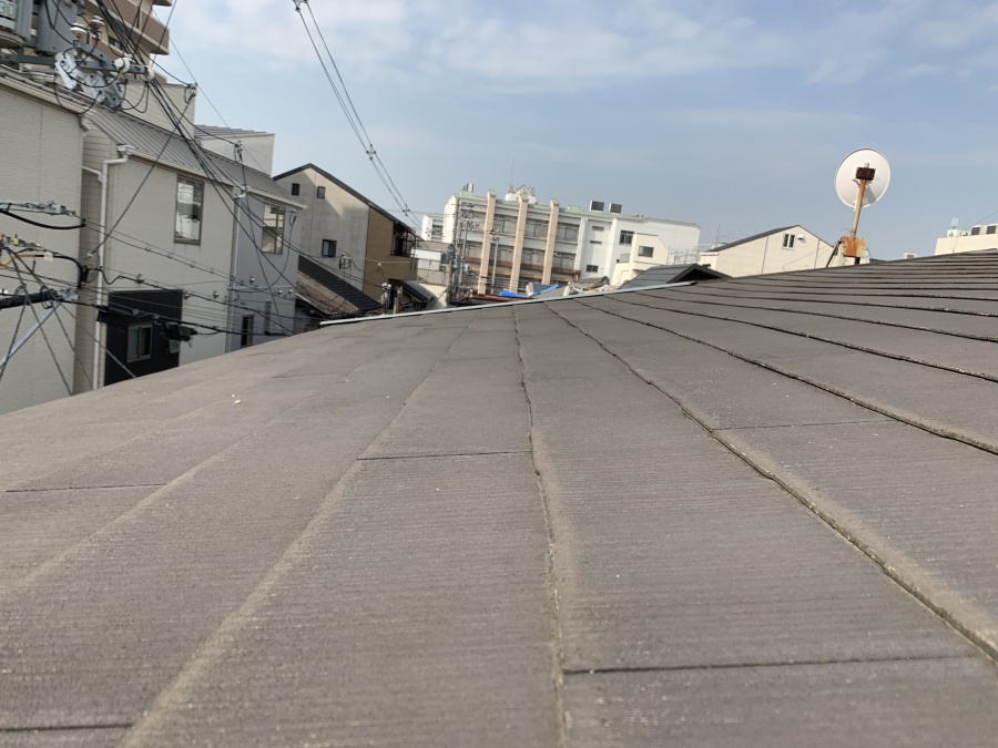 屋根勾配が緩くカラーベストの施工には適していません。